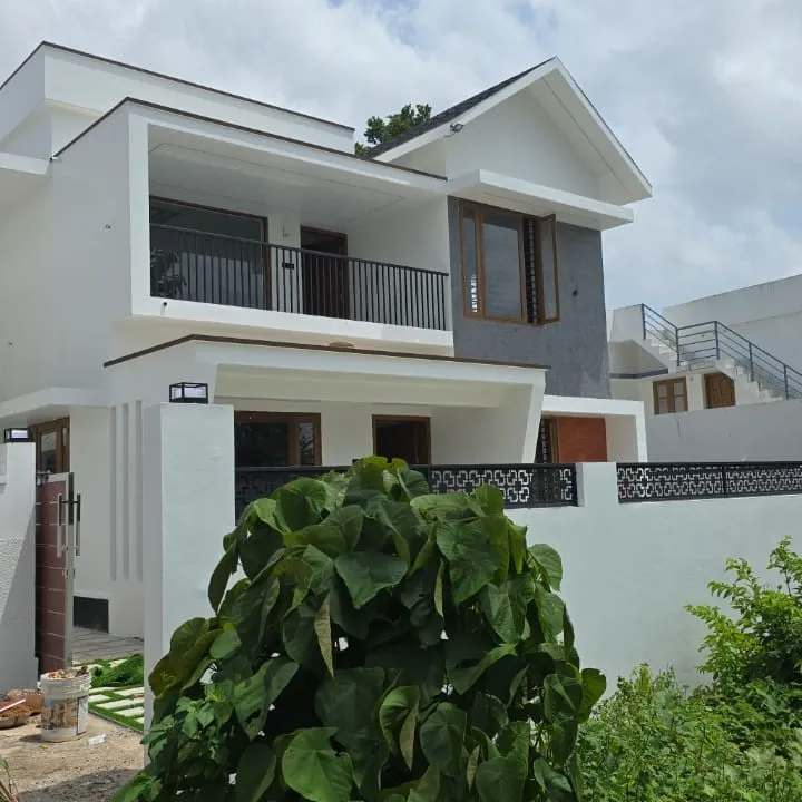 5 cent land with 4BHK - 50m from Kannanaloor-Kottiyam road