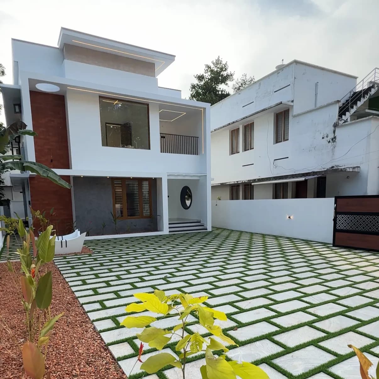 7 Cents with 4BHK near Umayanelloor Jn, Kollam